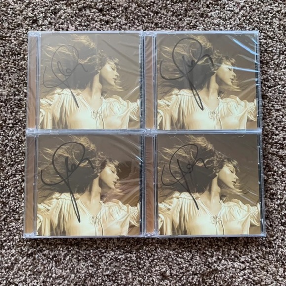 NEW Taylor Swift Signed Fearless (Taylor’s Version) CD - Picture 4 of 7